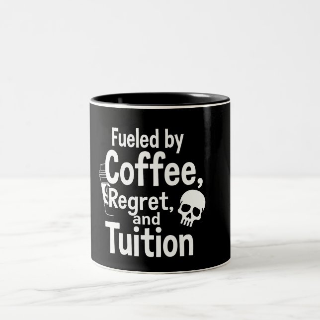 Drivs av Kaffe Ånger och Terminsavgift Roligt Coll Två-Tonad Mugg (Center)