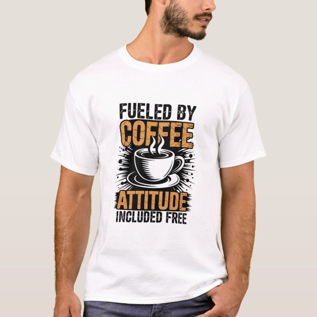 Drivs Av Kaffe Attityd Ingår  Gratis Rolig Gru T Shirt (Framsida)