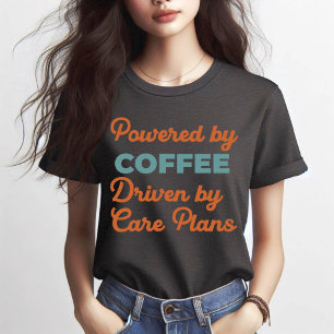 Drivs av kaffe, drivs av vårdplaner - Funny Nu T Shirt