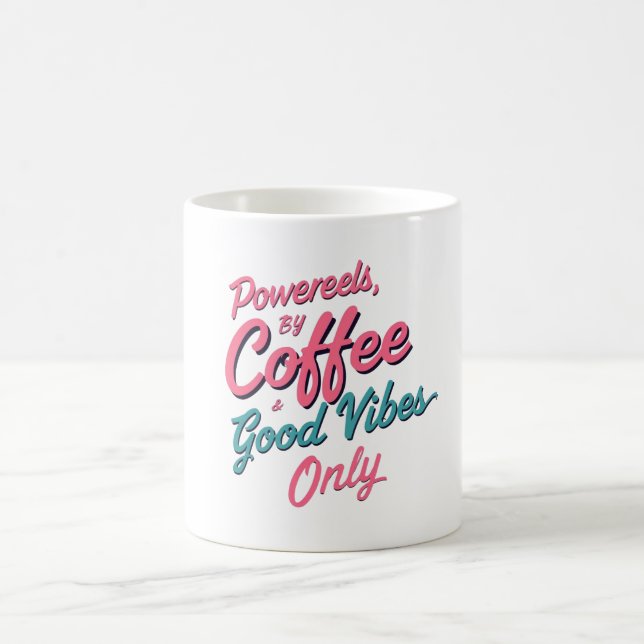 Drivs av kaffe – God stämning-mugg Kaffemugg (Center)