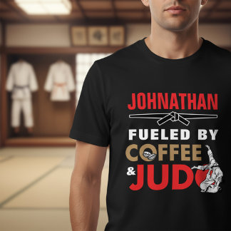 Drivs av kaffe & Judo Roligt coolt T Shirt