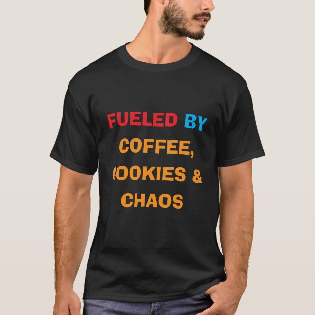 Drivs av kaffe, kakor och kaos | Rolig jul T Shirt (Framsida)