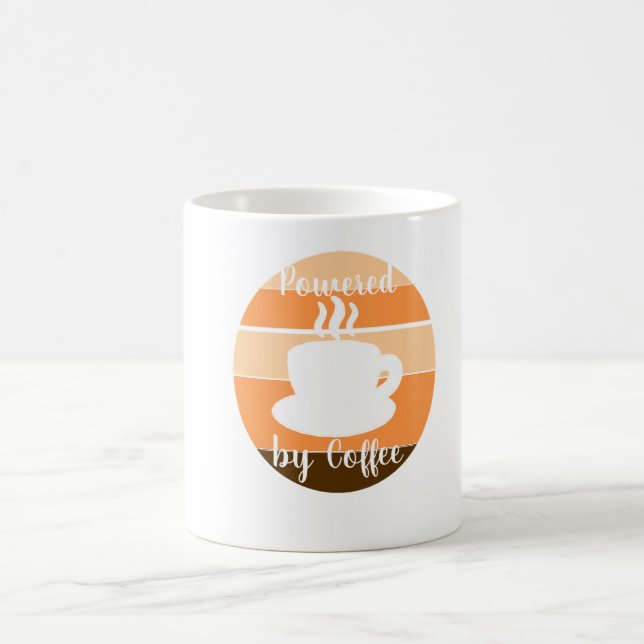 Drivs av kaffe – Morgonmotivation Design Kaffemugg (Center)