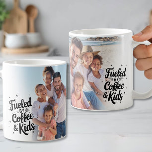 Drivs av kaffe och barns roliga fotokaffe kaffemugg