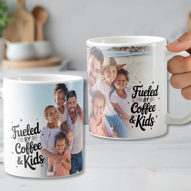 Drivs av kaffe och barns roliga fotokaffe kaffemugg (Fueled By Coffee & Kids Funny Photo Coffee Mug )