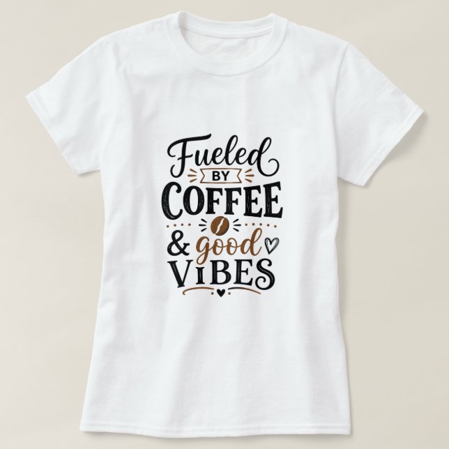 Drivs av kaffe och bra vibbar t shirt (Design framsida)