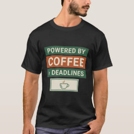 Drivs av kaffe och deadlines Rolig kaffetemat arbe T Shirt