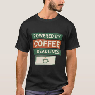 Drivs av kaffe och deadlines Rolig kaffetemat arbe T Shirt