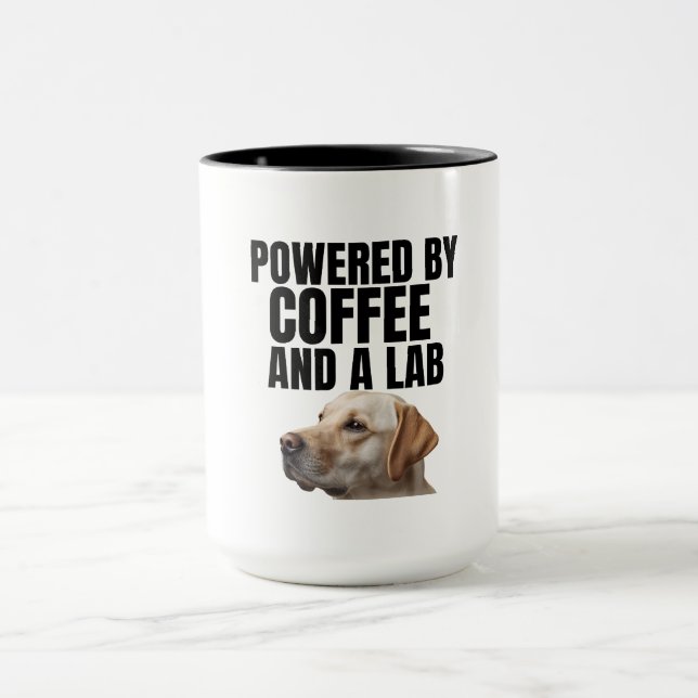 Drivs av kaffe och en Lab – Yellow Lab – Kaffe Mugg (Center)