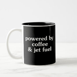 Drivs av kaffe och jetbränsle Roligt present Två-Tonad Mugg