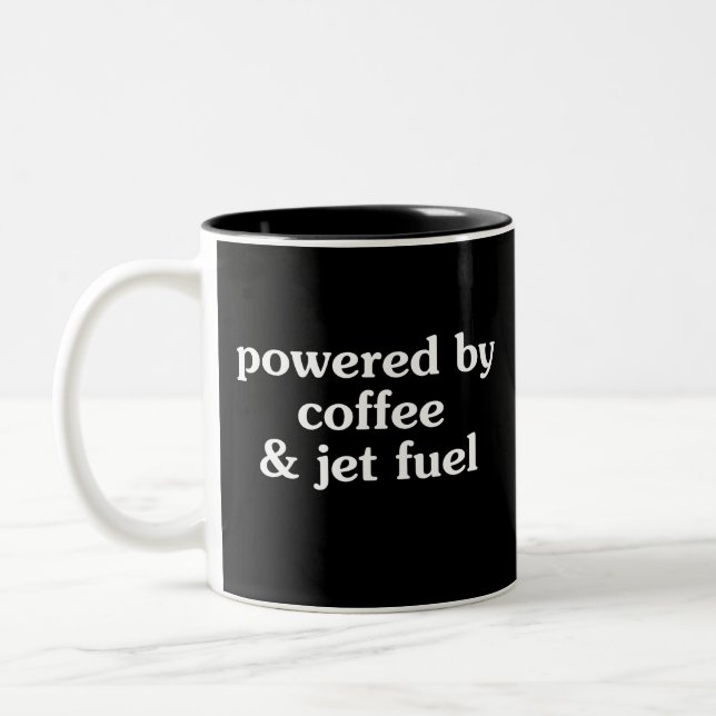 Drivs av kaffe och jetbränsle Roligt present Två-Tonad Mugg (Vänster)
