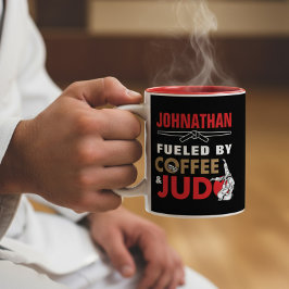 Drivs av kaffe och Judo Roligt coolt Två-Tonad Mugg