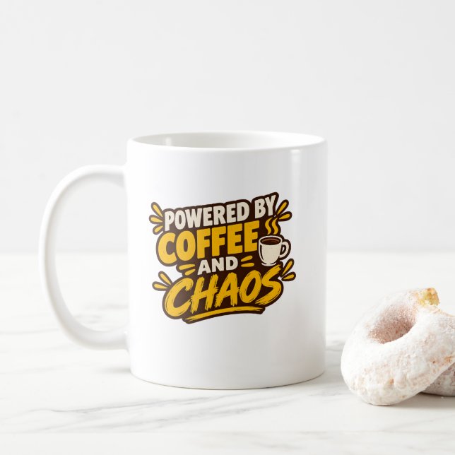 Drivs av kaffe och kaos kaffemugg (Med munk)