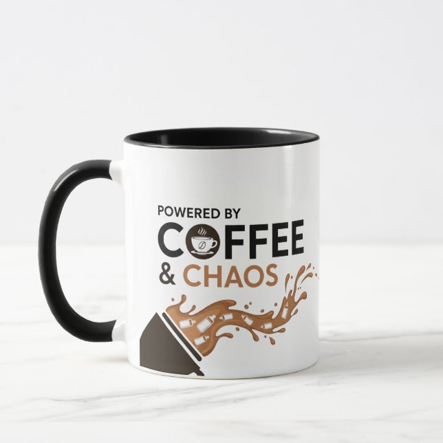 Drivs av Kaffe och Kaos Rolig Förälder Mugg (Vänster)
