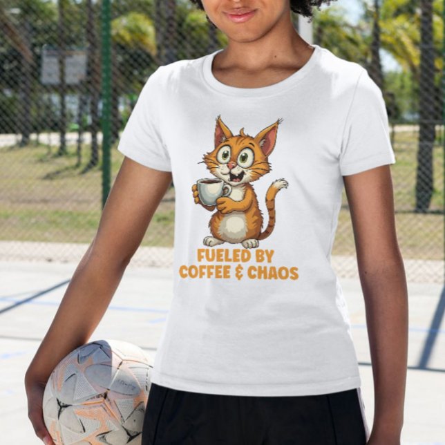 Drivs av kaffe och kaos, rolig katt med kaffe t shirt (This funny spastic cat design is great for cat lovers, coffee drinkers, and animal lovers.)