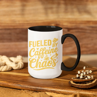 Drivs av Kaffe och Kaos Roligt Sarktiskt Mugg