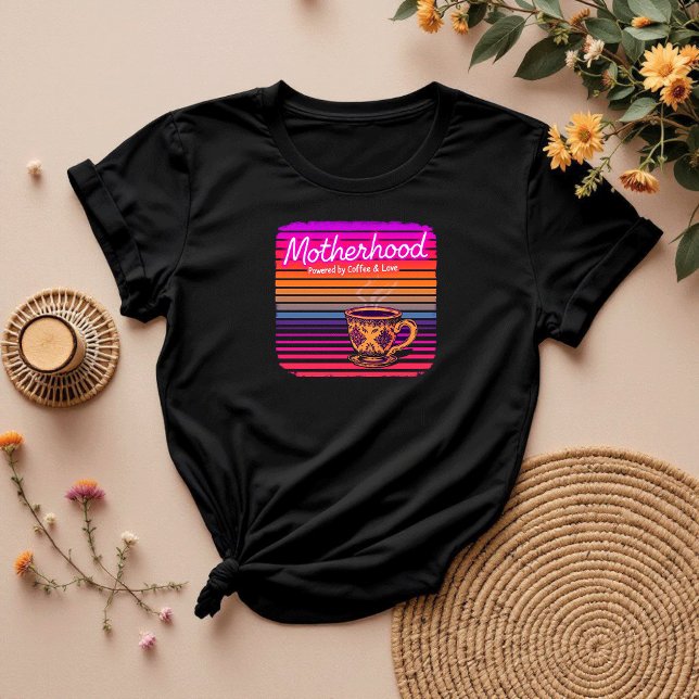 Drivs av kaffe och Kärlek | Funny Mors dag T Shirt (Skapare uppladdad)