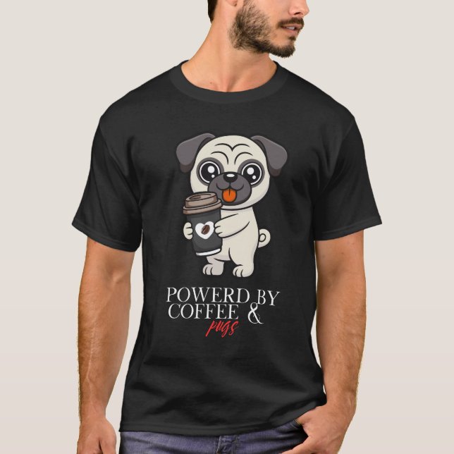 Drivs av kaffe och mopsar | Söt mops hund  T Shirt (Framsida)