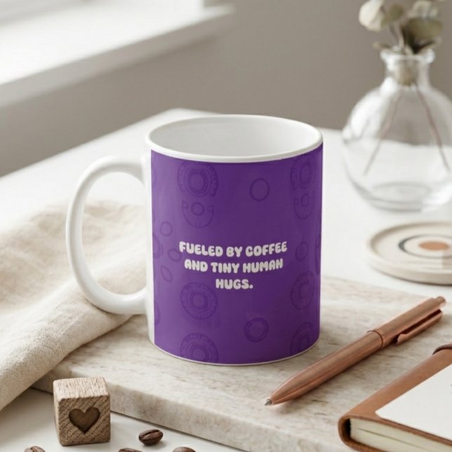 Drivs av kaffe och små människo-omfamningar Föräld Kaffemugg (Skapare uppladdad)