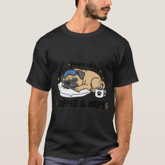 Drivs av kaffe och tupplurar Pug Hund Rolig Kaffe T Shirt