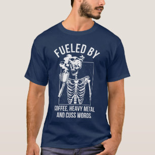 Drivs av kaffe tungmetal och svordomar rolig t shirt