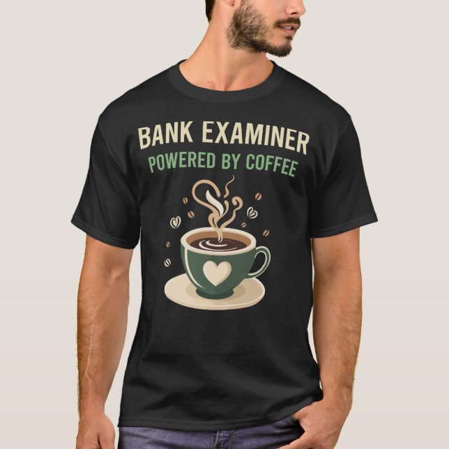 Drivs av kaffebanksgranskare t shirt (Framsida)
