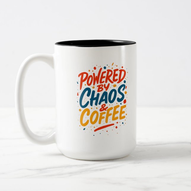 Drivs av Kaos och Kaffe Rolig T-Shirt Två-Tonad Mugg (Vänster)