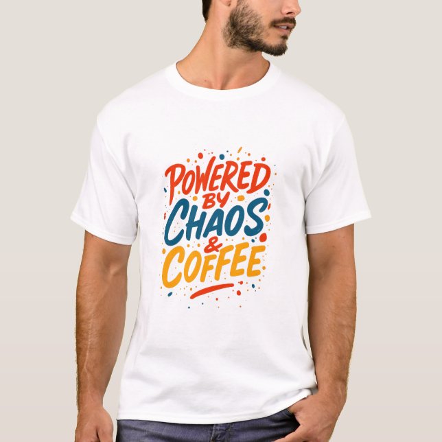Drivs av Kaos och Kaffe T-Shirt (Framsida)