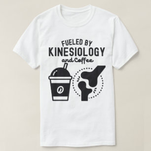 Drivs av Kinesiologi och Kaffe T Shirt