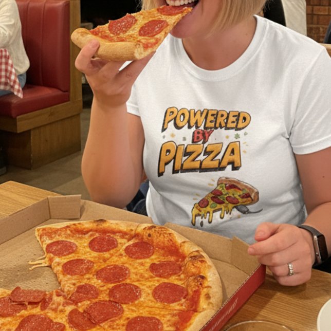 Drivs av Pizza Funny Foodie Graphic Tee (Skapare uppladdad)