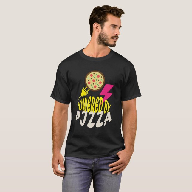 Drivs av Pizza – Rolig matloversdesign T Shirt (Hel framsida)