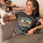 Drivs av plantor Vegan Vegetarian Retro T Shirt<br><div class="desc">Den här designen skapades genom digital grafik. Du kan ändra stil på den här skjortan genom att välja Mer > under alternativet stil. Det kan vara personlig i området att tillhandahålla eller anpassa genom att klicka för att anpassa ytterligare alternativ och ändra namn, initialer eller ord. Du kan också ändra...</div>