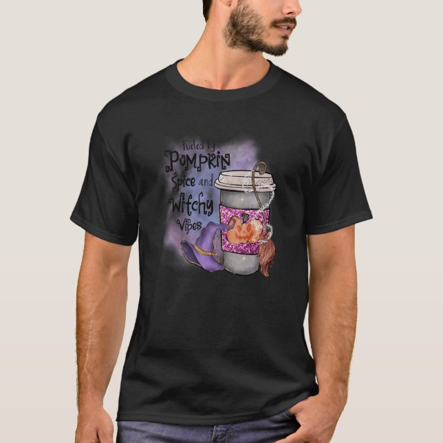 Drivs av pumpkrydda och häxviber t shirt (Framsida)
