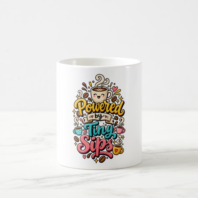 Drivs av Tiny Sips – Söt Kaffeälskare Mugg (Center)