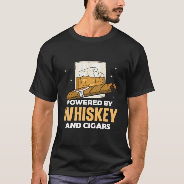 Drivs av Whiskey och Cigars Älskare Whisky Cigar T Shirt (Framsida)