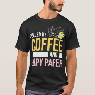 Drivs Med Kaffe Och 	 Papperslärare Assistents Par T Shirt