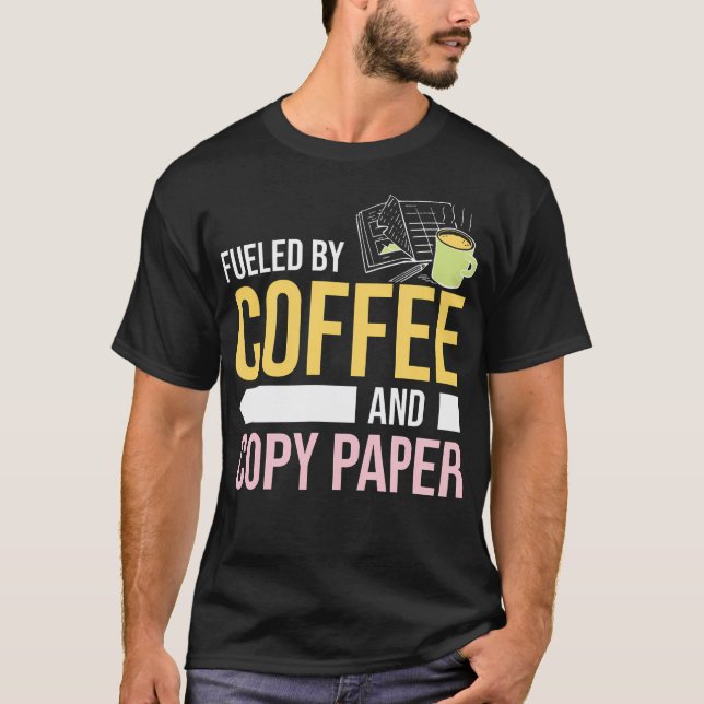 Drivs Med Kaffe Och 	 Papperslärare Assistents Par T Shirt (Framsida)