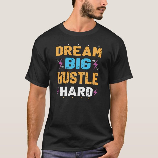 Dröm stort Hustla hårt Typo. T-shirt Design (Framsida)