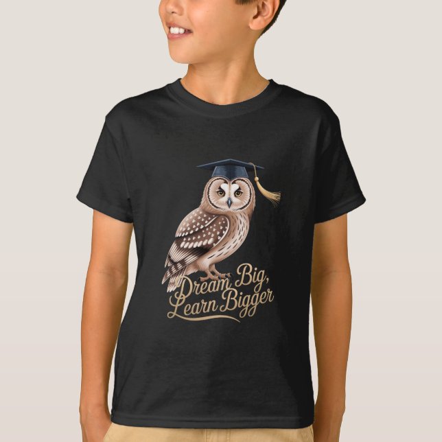 Dröm stort Lär dig större Uggle Examen  T Shirt (Framsida)