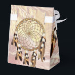 Drömfångare Bröllop Presentaskar<br><div class="desc">En drömfångardesign med guldbeslag och bruna detaljer som inkluderar en rund bamboring livets nät med bruna fjädrar och röda pärlor på en mjuk fjäderbakgrund för ett bröllop.</div>