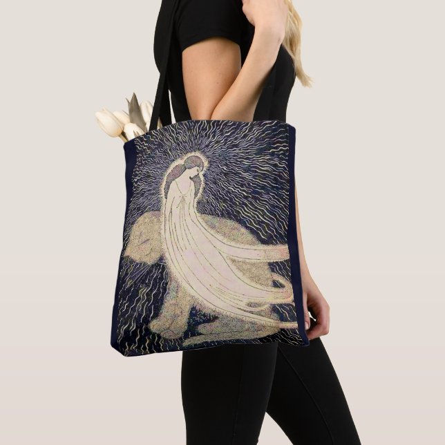 drömmande kvinna och katt tygkasse (Närbild)