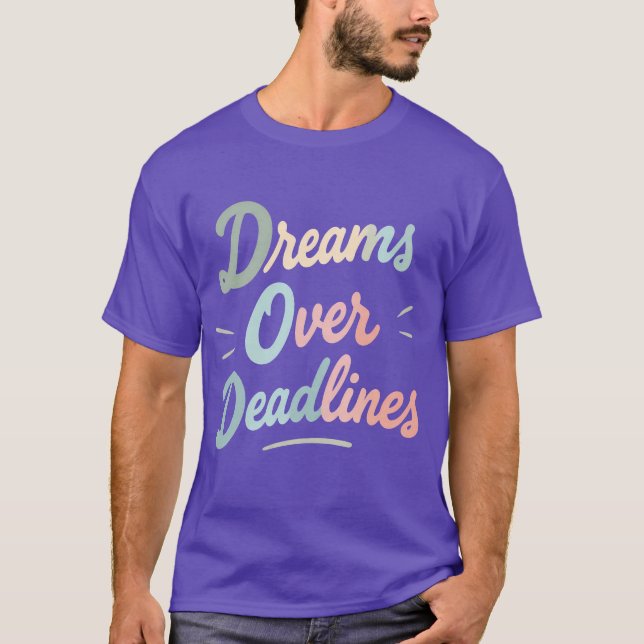 Drömmar före deadlines – Manifestera mer, stressa  T Shirt (Framsida)