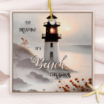 Drömmer om en Beach-julprydnad Julgransprydnad Keramik<br><div class="desc">Dreamy rosa julprydnad med en målning av ett fyr på stranden. En fyr är en symbol för hopp och en indikation på riktning,  säkerhet och därmed en vacker symbol för en ny början.</div>
