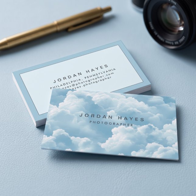 Drömmig himmel moln mjuk blå visitkort (Simulated business cards on table)