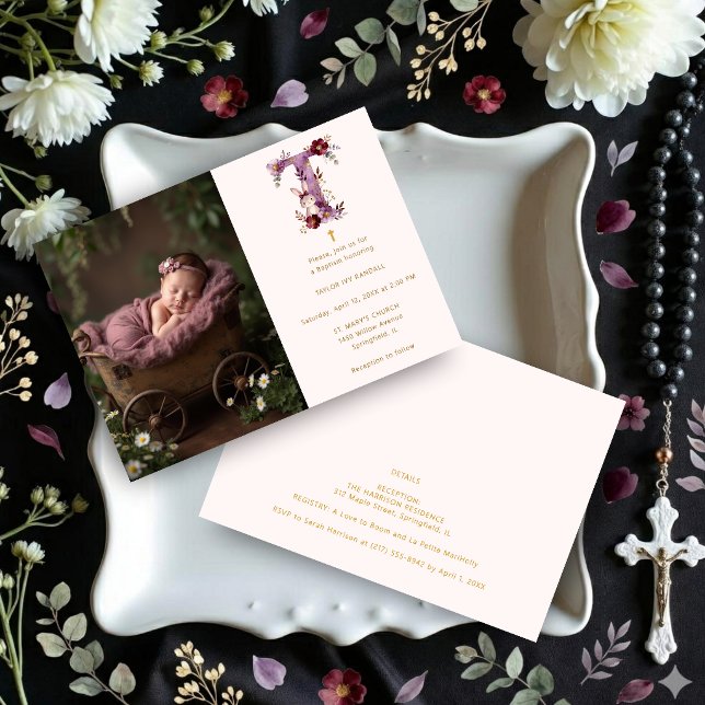 Drömmig Rolig Kanin Romantisk Blommig T Dop Inbjudningar (Dreamy Funny Bunny Romantic Floral T Initial Baptism Invitation Card Design with Photo. )