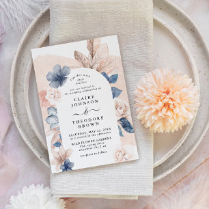 Drömmig rosablush rosa och blå blomsterbåge bröllo inbjudningar