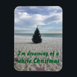 Drömning av White jul Beach Florida Helgdag Magnet<br><div class="desc">"Jag drömmer om en vit jul" - och det här är min idé om en vit jul! Det här fotot togs på Emerald Kusten i Destin Florida och har ett vackert dekorerat Julgran i en vit sandstrand.</div>