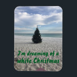 Drömning av White jul Beach Florida Helgdag Magnet<br><div class="desc">"Jag drömmer om en vit jul" - och det här är min idé om en vit jul! Det här fotot togs på Emerald Kusten i Destin Florida och har ett vackert dekorerat Julgran i en vit sandstrand.</div>