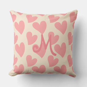 Drömska Pastell Rosa Hjärtan Monogrammerad Beige Kudde