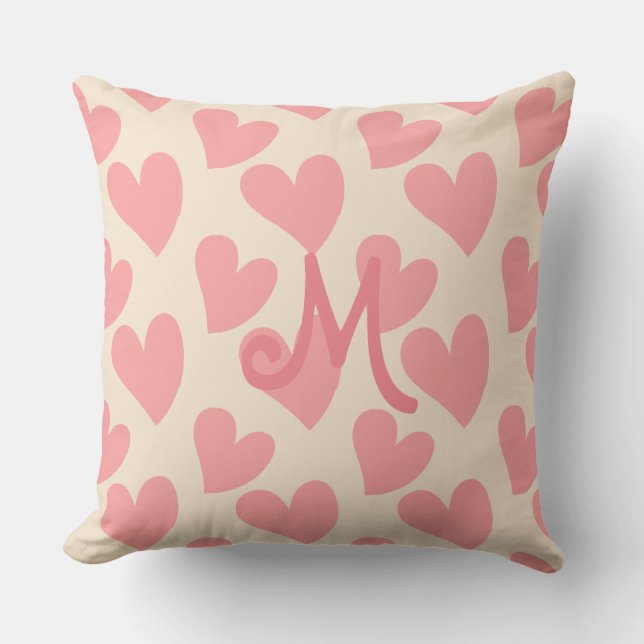 Drömska Pastell Rosa Hjärtan Monogrammerad Beige Kudde (Framsida)